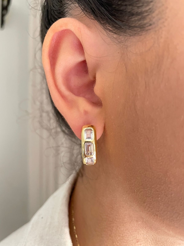 Brinco dourado de argola com zirconia cristal com banho em ouro 18k - Image 7