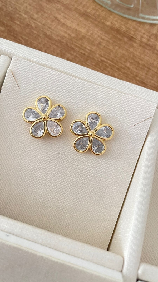 Brinco de base flor com zirconia cristal banho em ouro 18k