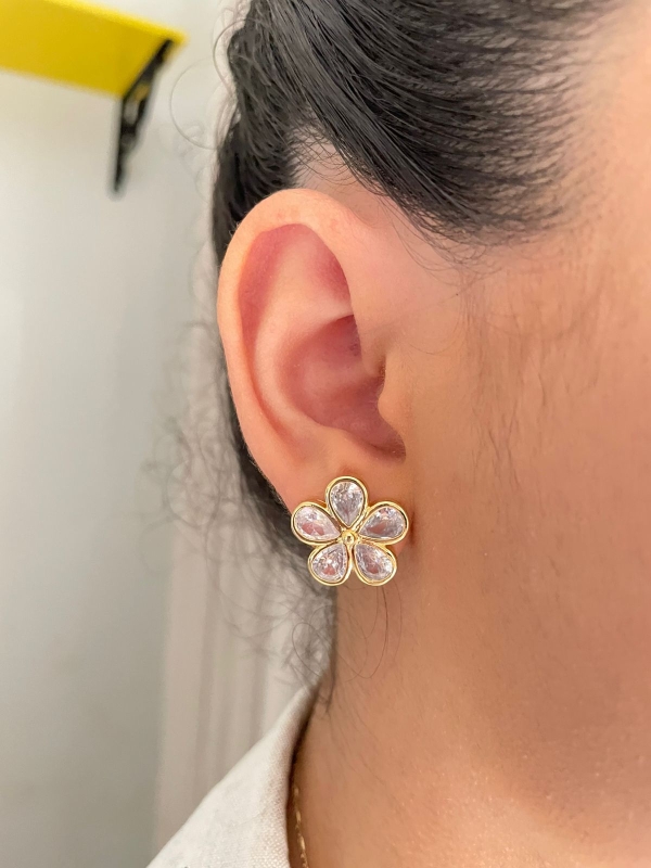 Brinco de base flor com zirconia cristal banho em ouro 18k - Image 4