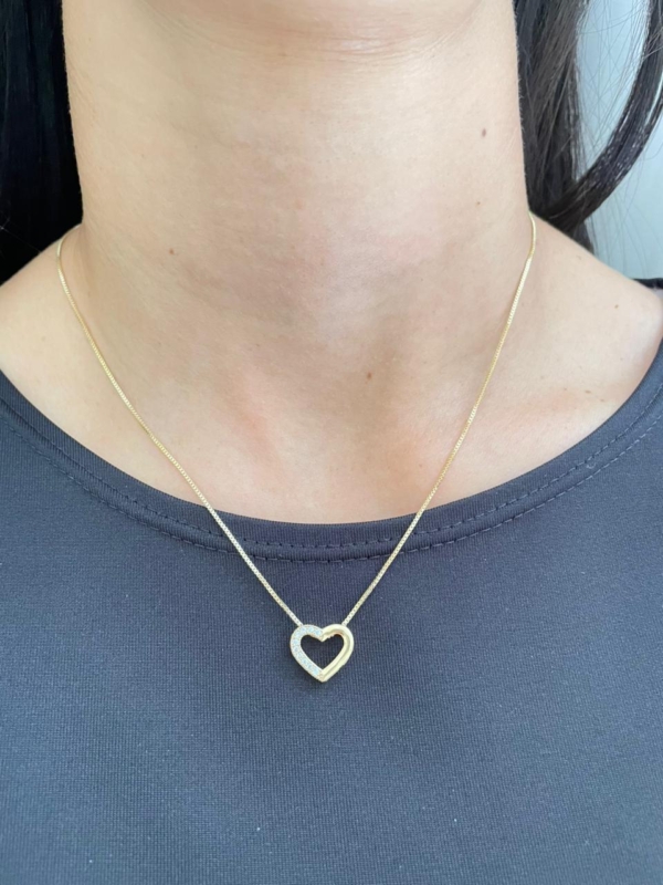 Colar com pingente coração vazado cravejado de zirconia cristal banho em ouro 18k - Image 2