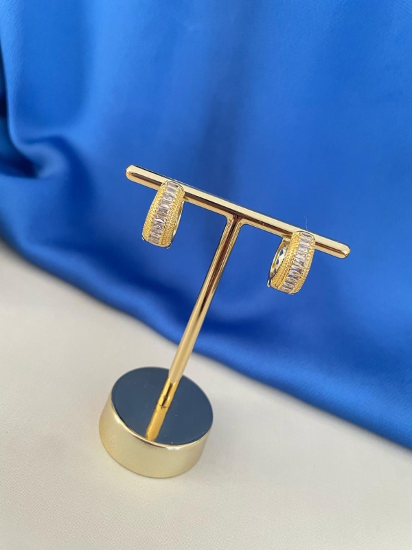 Brinco de argola cravejado de zirconia cristal banho em ouro 18k - Image 2