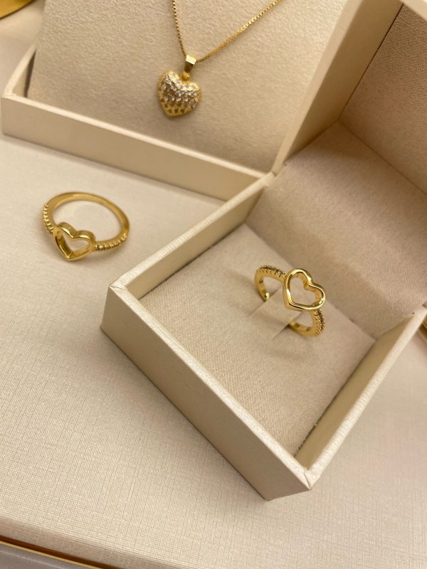 Anel coração vazado dourado detalhes em zirconia cristal banho em ouro 18k