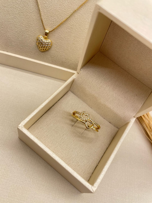 Anel 2 Corações vazados dourado com zirconia cristal banho em ouro 18k