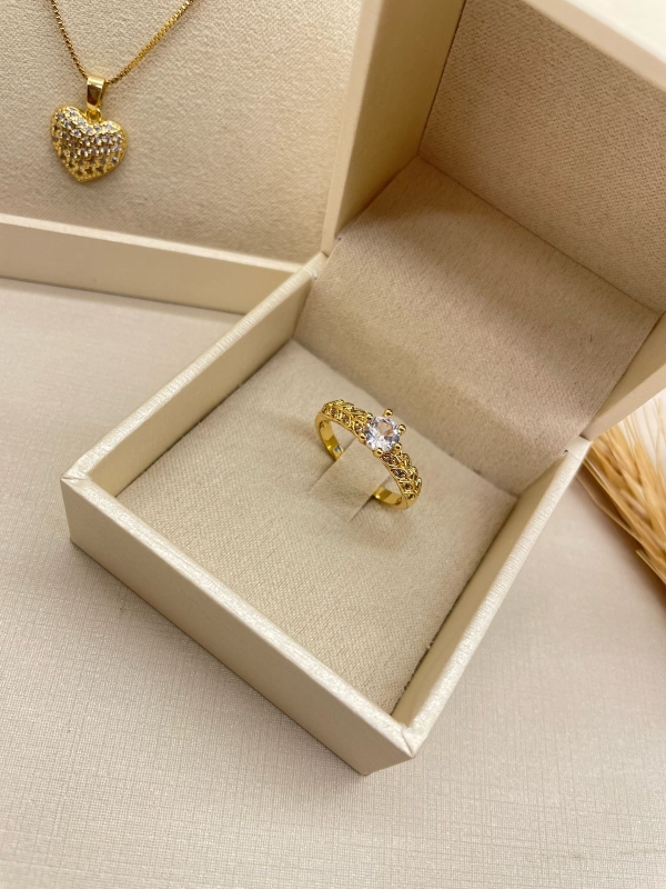 Anel Solitário com Design Detalhado em micro zircônias cristal banho em ouro 18k