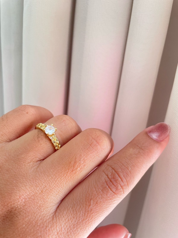Anel Solitário com Design Detalhado em micro zircônias cristal banho em ouro 18k - Image 3