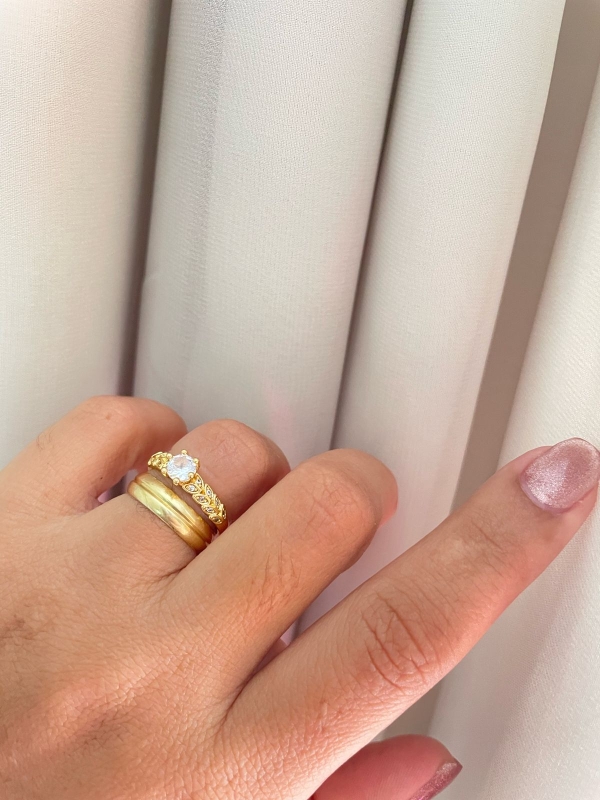 Anel Solitário com Design Detalhado em micro zircônias cristal banho em ouro 18k - Image 2