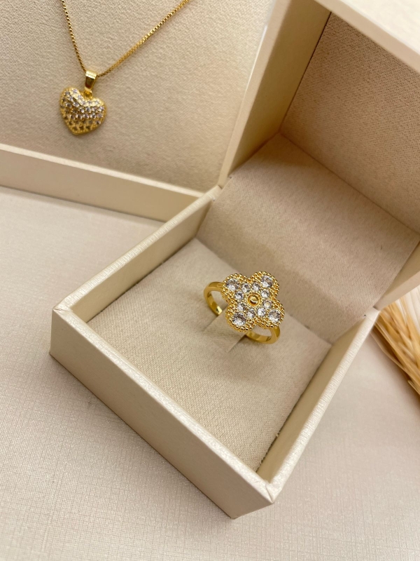 Anel trevo dourado com zirconia cristal banho em ouro 18k