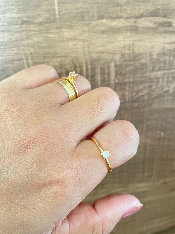 Anel Solitário Minimalista dourado com zirconia cristal banho em ouro 18k - Image 2