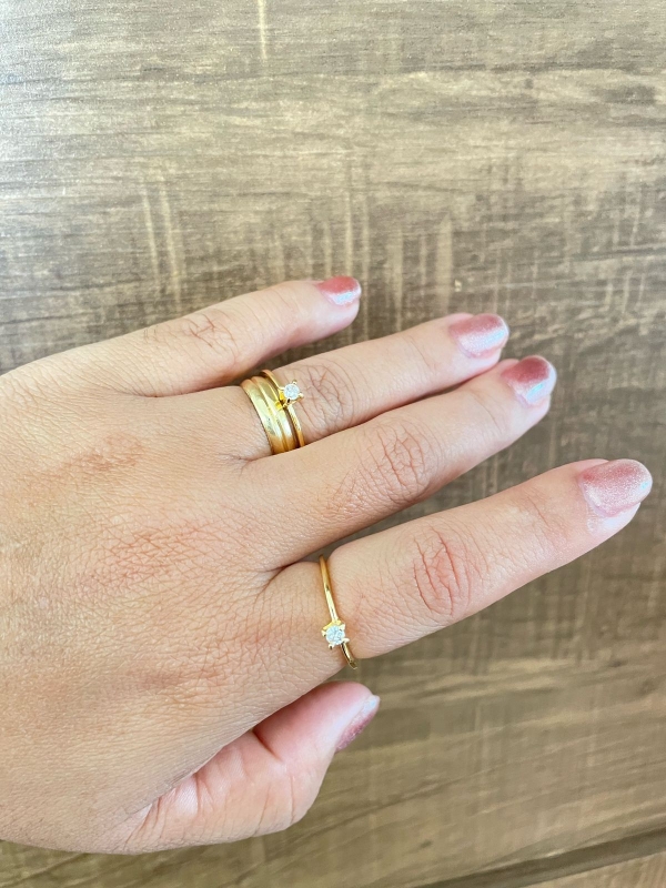 Anel Solitário Minimalista dourado com zirconia cristal banho em ouro 18k - Image 4