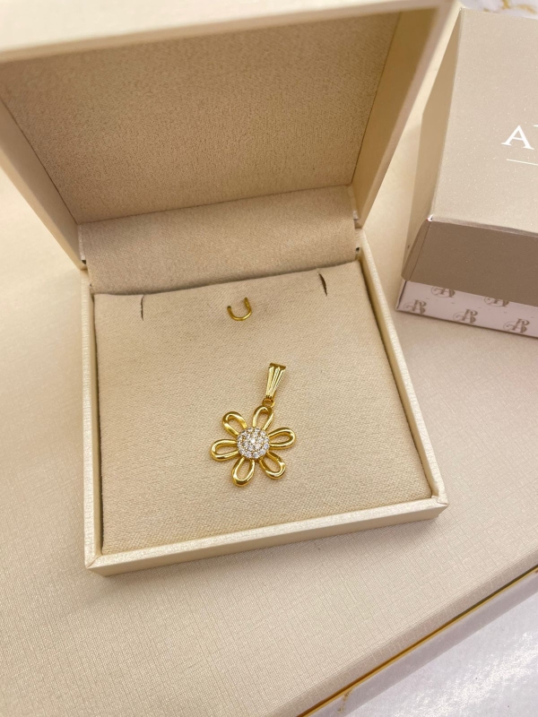 Pingente Flor Dourada com Centro de Zircônias Banho Em Ouro 18K