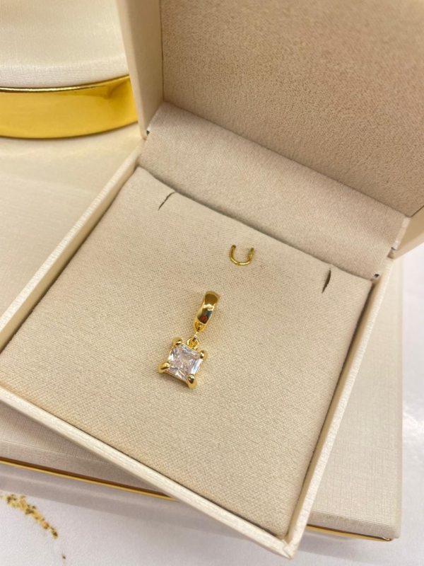 Berloque com pingente quadrado de zirconia cristal banho em ouro 18k - Image 2