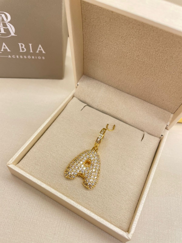 Pingente de luxo Letra Inicial cravejado com zirconia e pedra natural