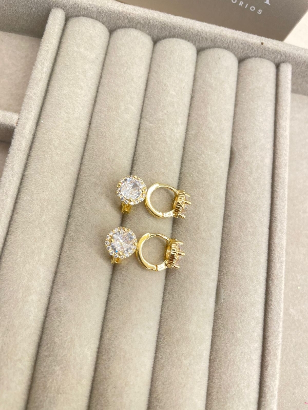 Brinco de argola cravejado de zirconia cristal banho em ouro 18k
