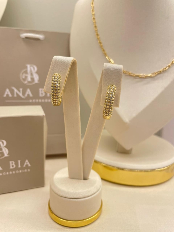 Brinco de argola médio com zirconia banho em ouro 18k
