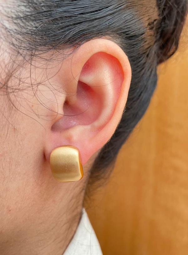 Brinco de Base Acetinado banho em ouro 18k