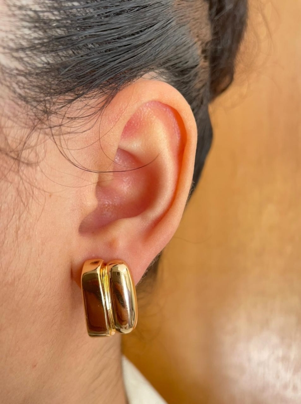 Brinco de base liso banho em ouro 18k