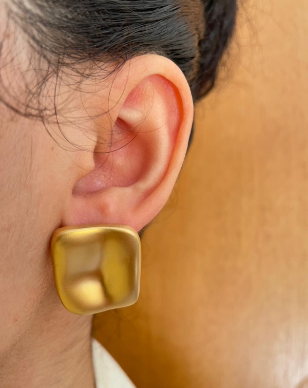 Brinco dourado liso acetinado banho em ouro 18k - Image 2