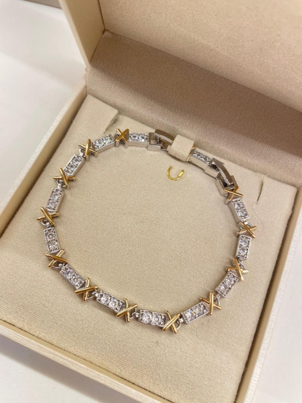 Pulseira cravejada com zirconia cristal banho em rodio branco e ouro 18k