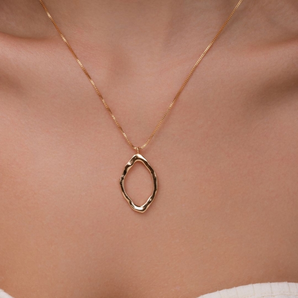 Colar liso com pingente vazado banho em ouro 18k