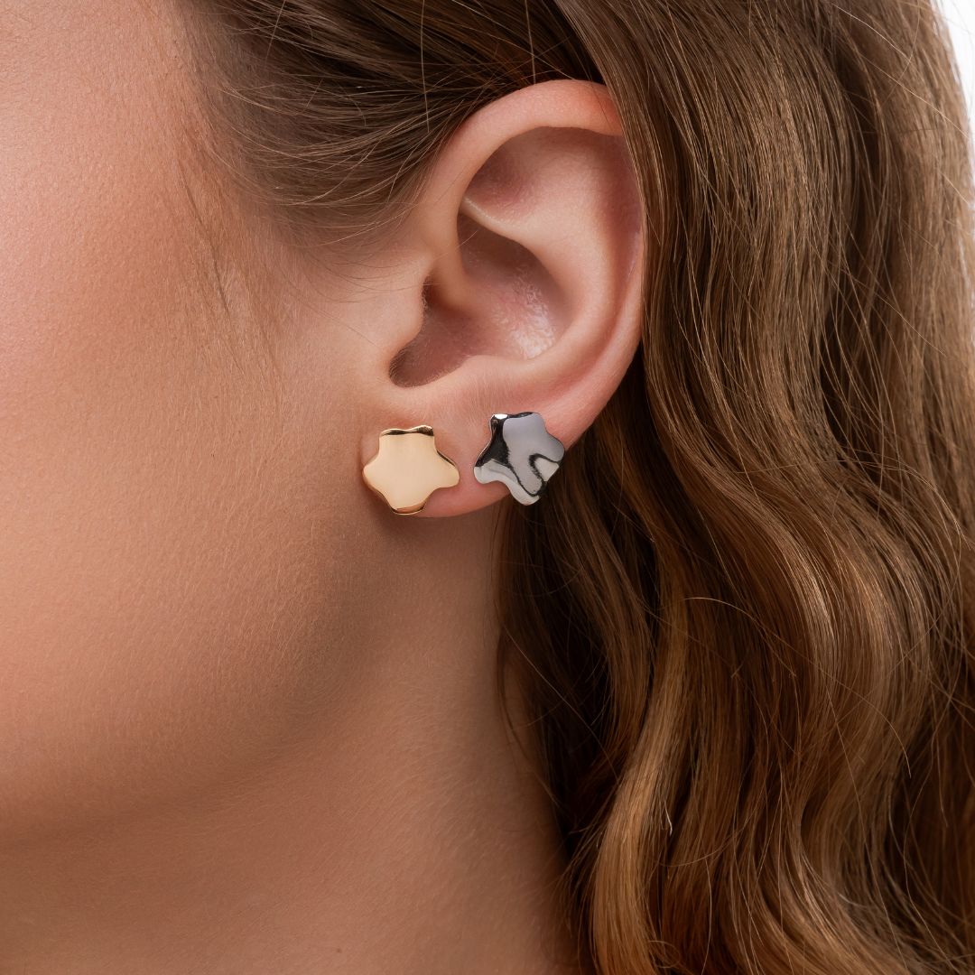 Brinco de base dourado liso banho em ouro 18k