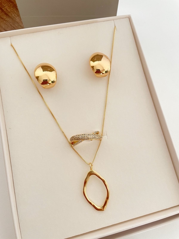 Colar liso com pingente vazado banho em ouro 18k - Image 2