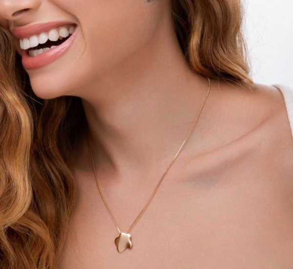 Colar com pingente orgânico delicado banho em ouro 18k