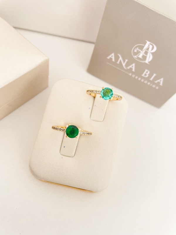 Anel Solitário dourado com zirconia esmeralda banho em ouro 18k