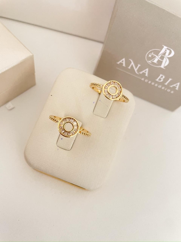 Anel dourado Circulo Vazado cravejado de zirconia cristal banho em ouro 18k