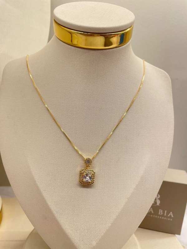 Colar com pingente cravejado de zirconia cristal banho em ouro 18k