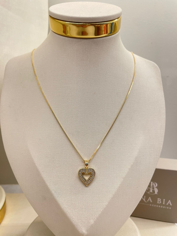 Colar com pingente de coração cravejado de zirconia cristal banho em ouro 18k