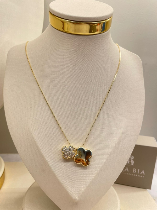 Colar Pingente Trevos cravejado de zirconia cristal banho em ouro 18k
