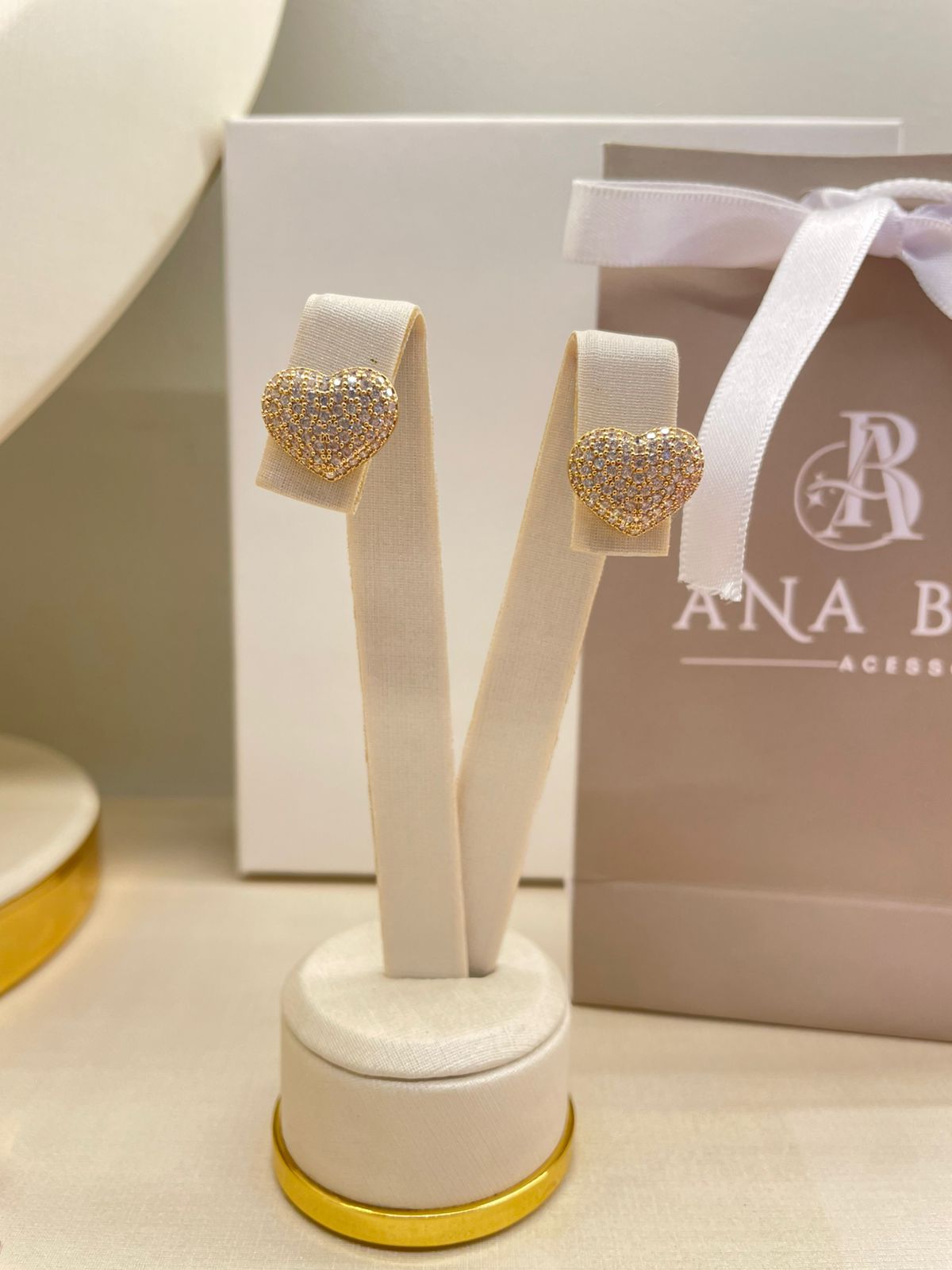 Brinco de zirconia de coração banho em ouro 18k